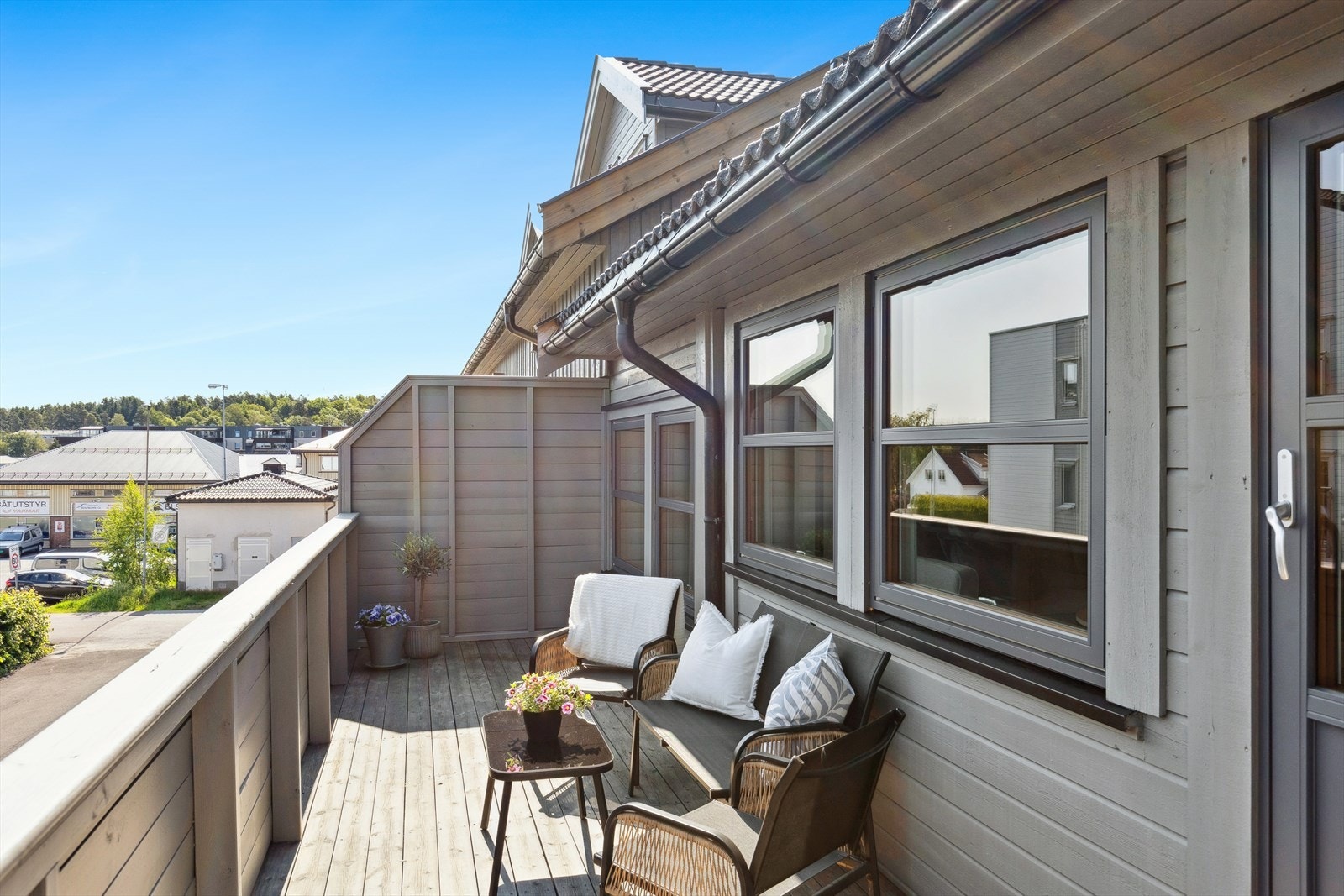 Det er god plass for møbler i flere sofagrupper! Galleribilde