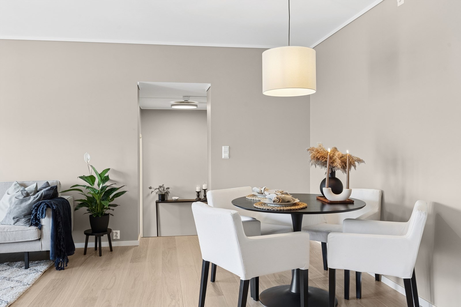 Stuen er godt egnet for å møblere med en sofagruppe, lenestoler og ditt fineste spisebordmøblement! Galleribilde