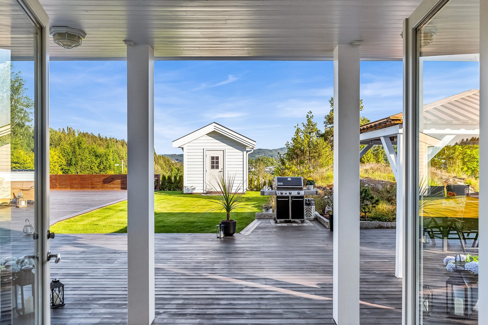 Fra stuen er det fløydører ut til den store terrassen Galleribilde