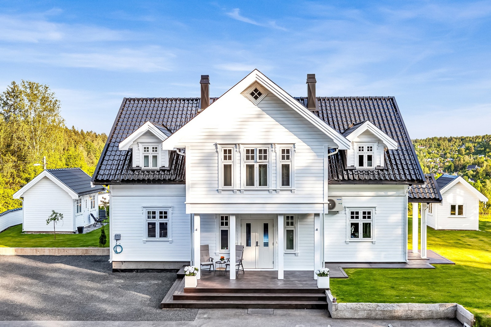 Tre frittstående bygg gir praktisk oppbevaringsplass for både ved og utstyr. Galleribilde