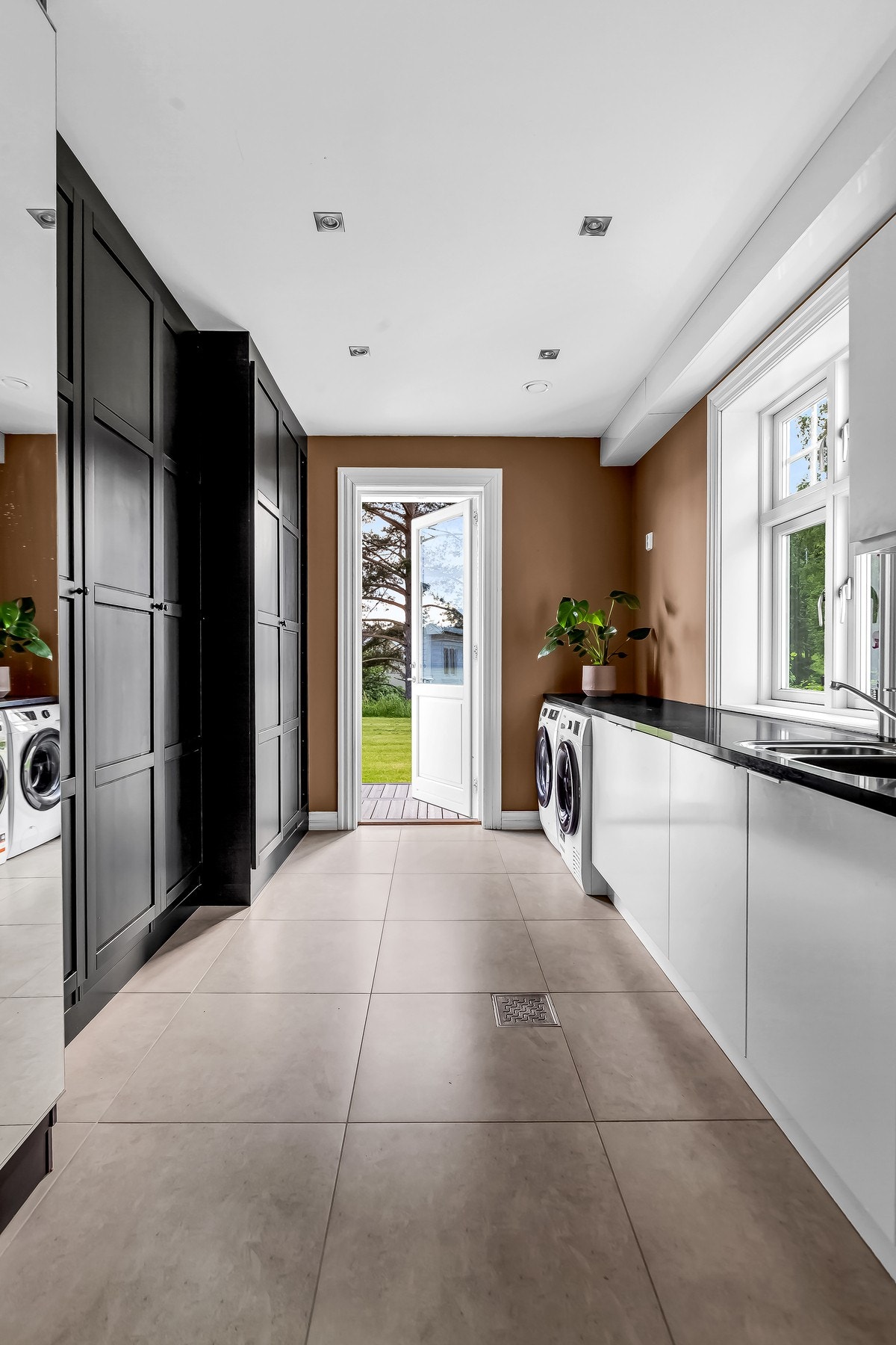 Fra gangen er det adkomst til vaskerommet. God plass og arbeidsrom Galleribilde