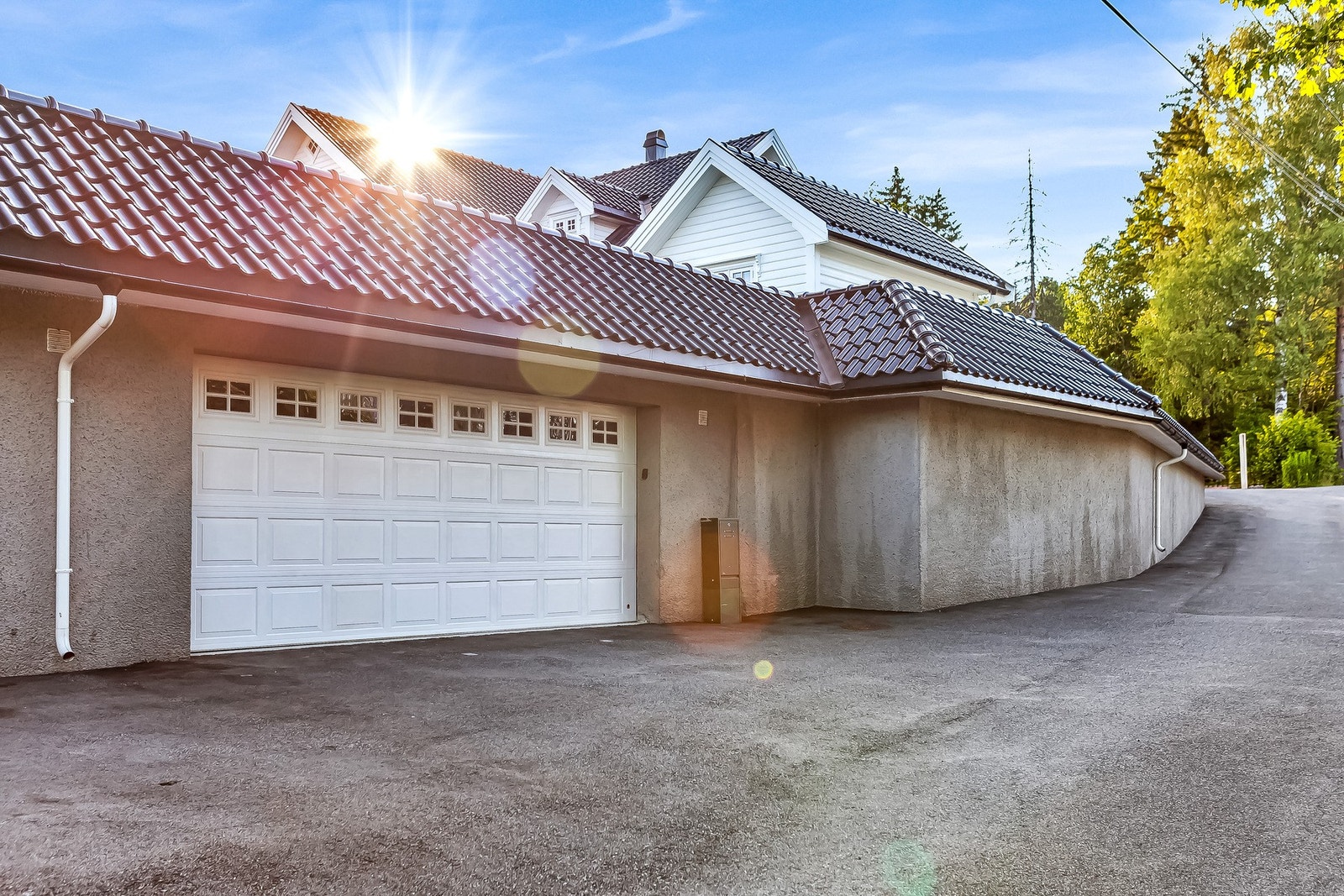 Praktisk integrert garasje med direkte adkomst til boligen. Galleribilde