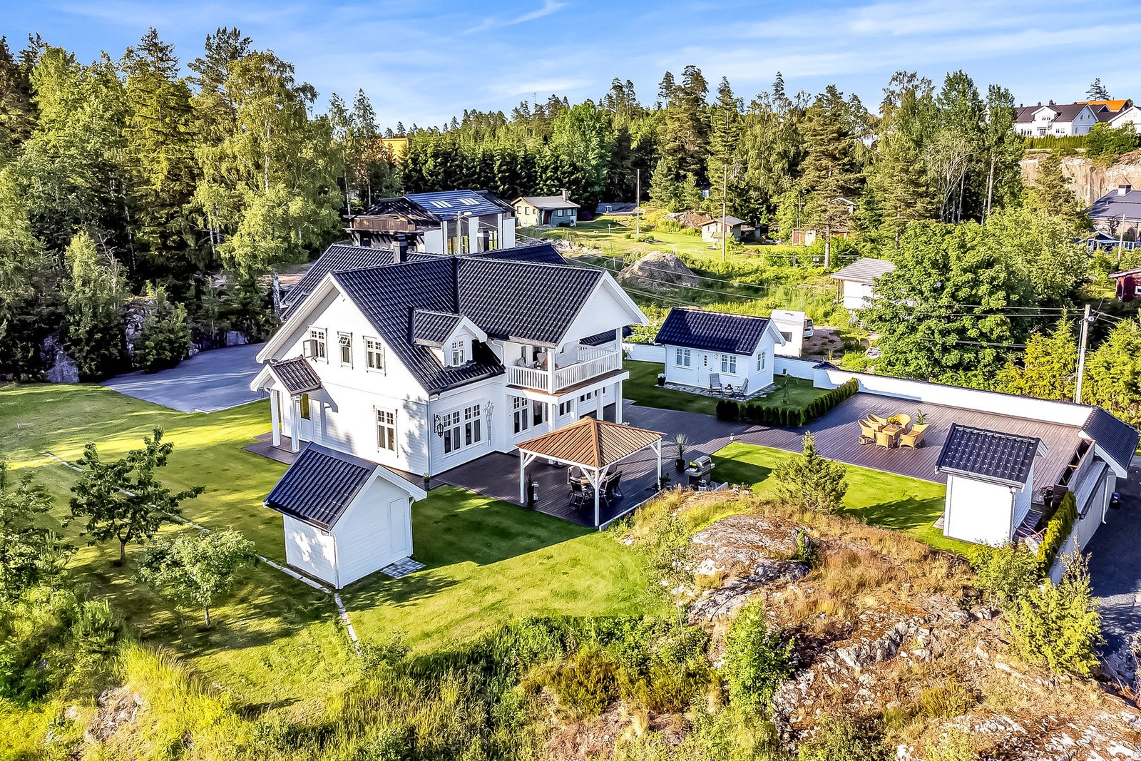 Stor, solrik tomt på 1472 kvm med pent opparbeidet uteområde. Galleribilde