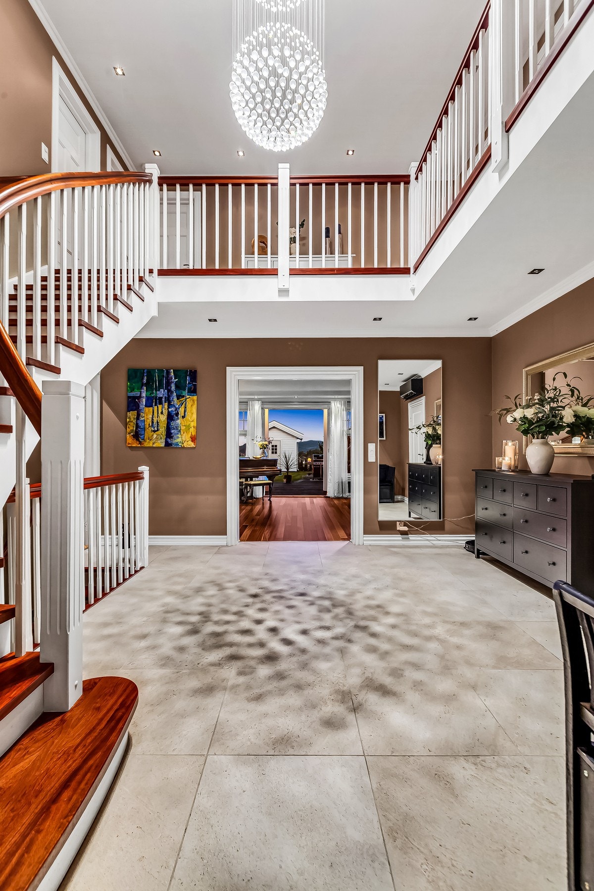 Lyst og romslig galleri med utsikt over hallen og stuen. Galleribilde