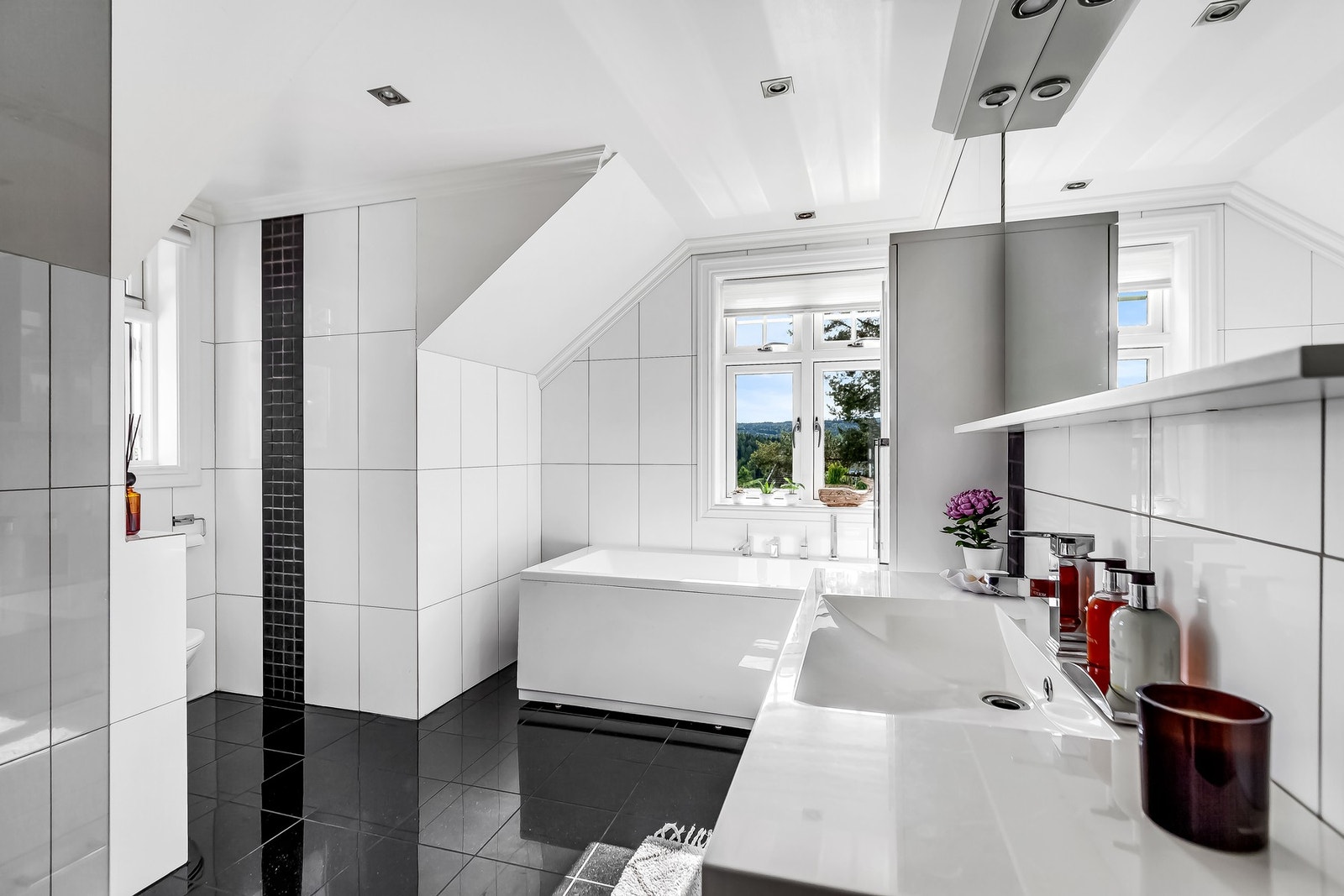 Stilrent masterbad med moderne innredning, badekar, dusj og gulvvarme. Galleribilde