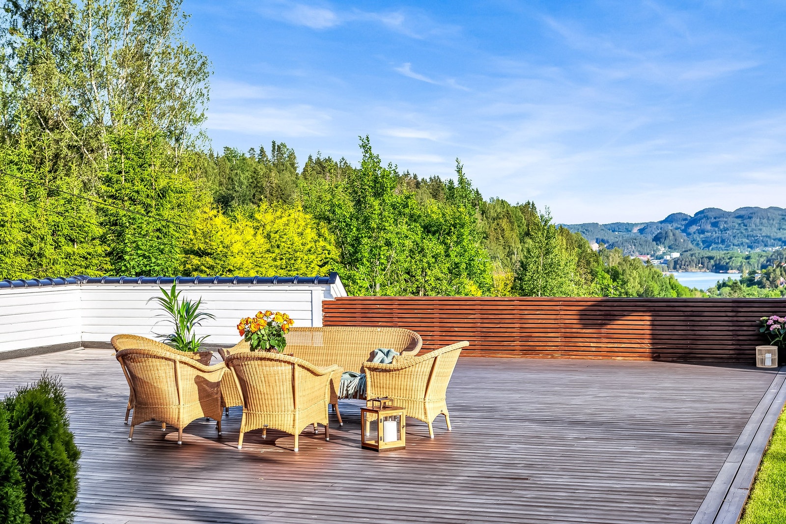 Flott utsikt fra store deler av eiendommen. Både til fjord og åser. Galleribilde