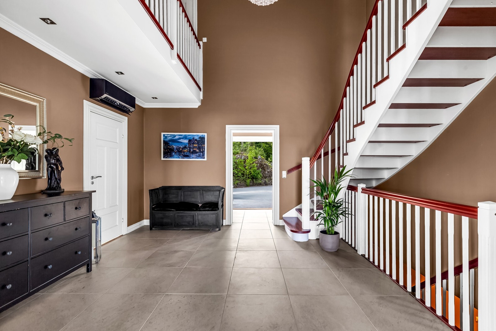 Imponerende hall med over 5 meters takhøyde gir et eksklusivt førsteinntrykk. Galleribilde