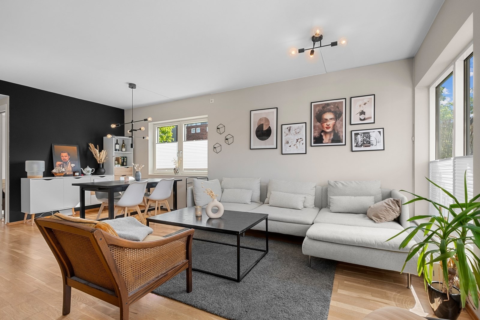 Videre er absolutt alt inkludert i felleskostnadene som bla. strøm, oppvarming, kommunale avgifter, varmtvann og kabel-tv/internett. Galleribilde