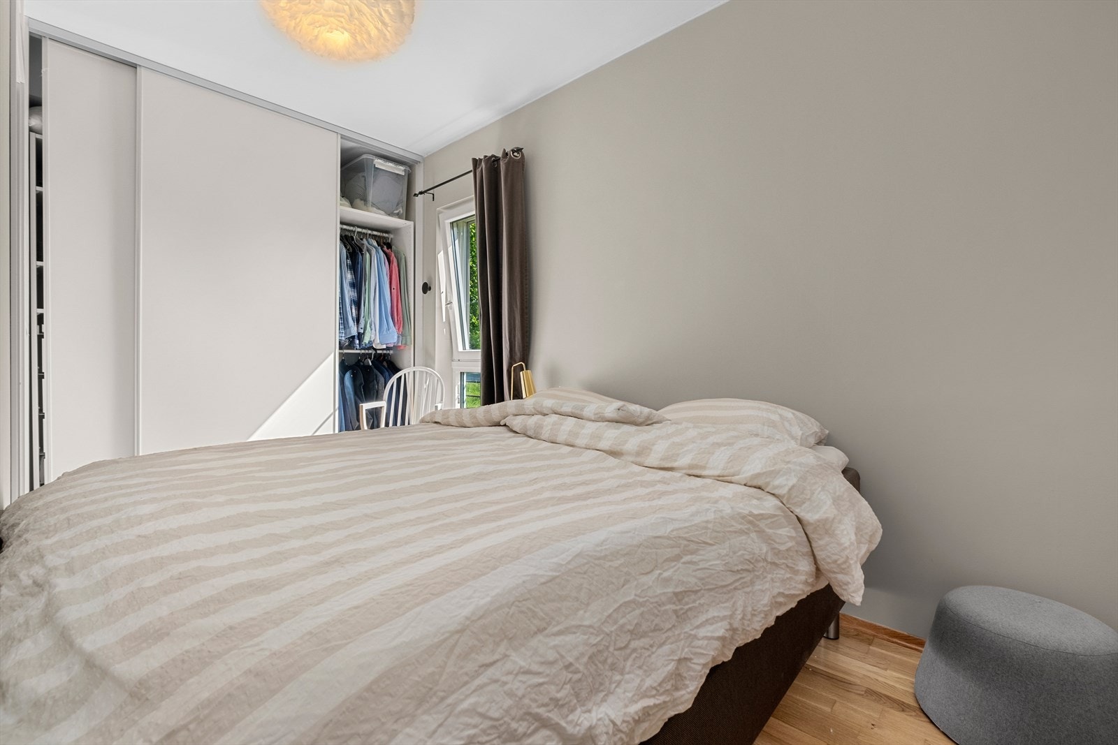 Soverommet måler 9m² og, har godt med plass til både dobbeltseng, skrivebord og skyvedørsgarderobe. Galleribilde