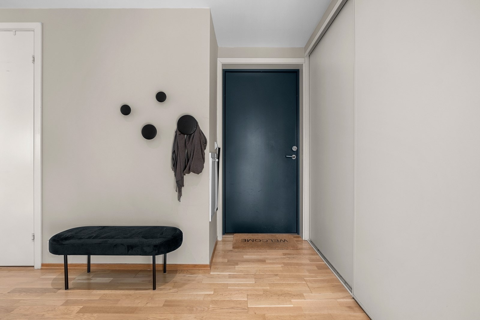 Innbydende entré på hele 7,5m² med god plass til oppbevaring av både sko og yttertøy. Galleribilde