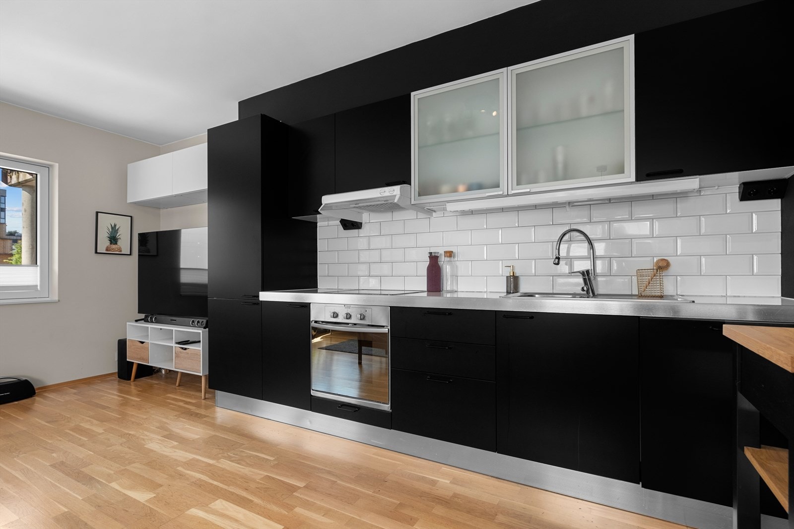 Delikat kjøkken med sort fargevalg og integrerte hvitevarer som oppvaskmaskin, platetopp, stekeovn og kjøl/fryseskap. Integrerte hvitevarer medfølger naturligvis handelen. Galleribilde