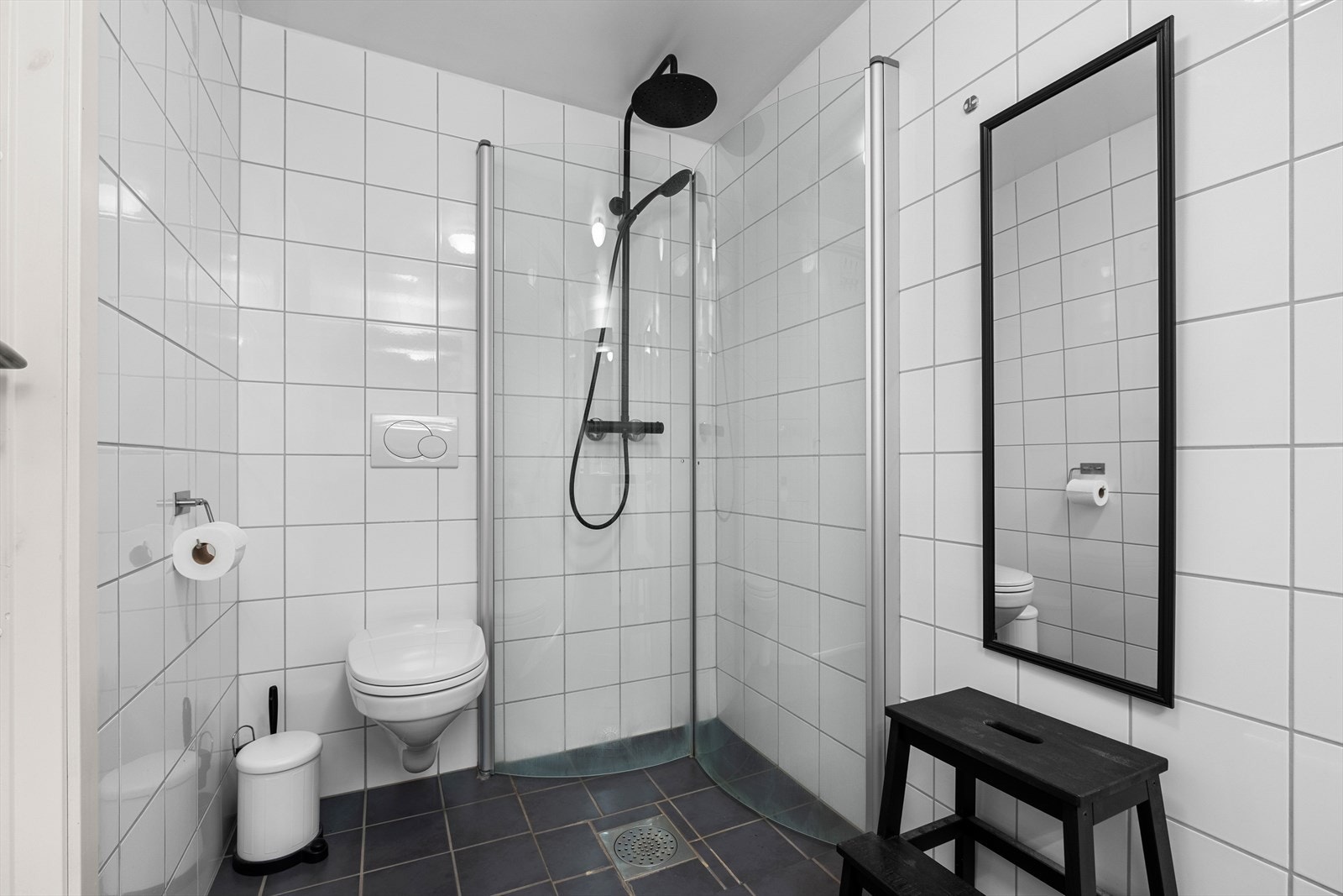 Pent og flislagt bad på hele 5m² med varme i gulv som varmekilde. Galleribilde