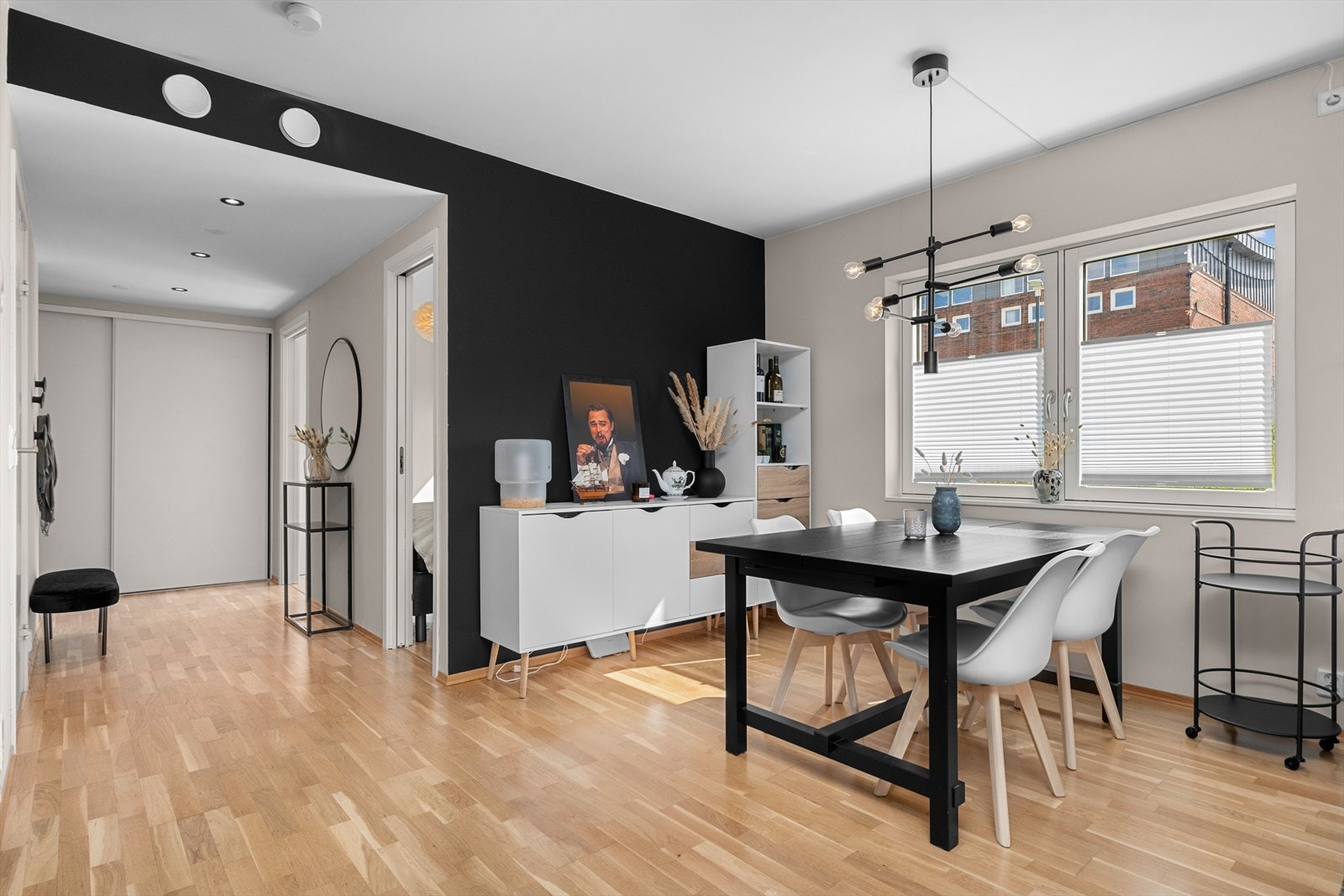 Med sin ettertraktete hjørnebeliggenhet får man lysinnslipp fra flere himmelretninger noe som sørger for en luftig atmosfære i leiligheten. Galleribilde