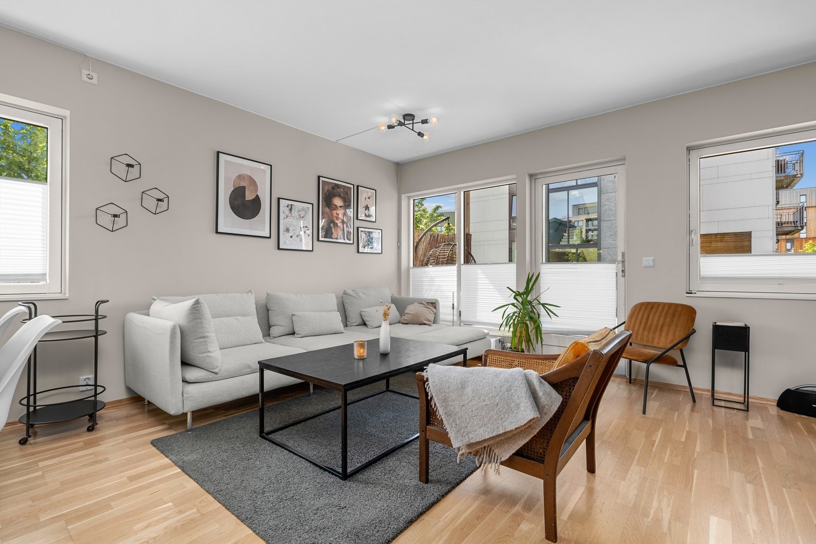 Leiligheten byr på stue og kjøkken i åpen løsning, terrasse, soverom, bad og entré. Det medfølger fast p-plass og bod i kjeller. Galleribilde