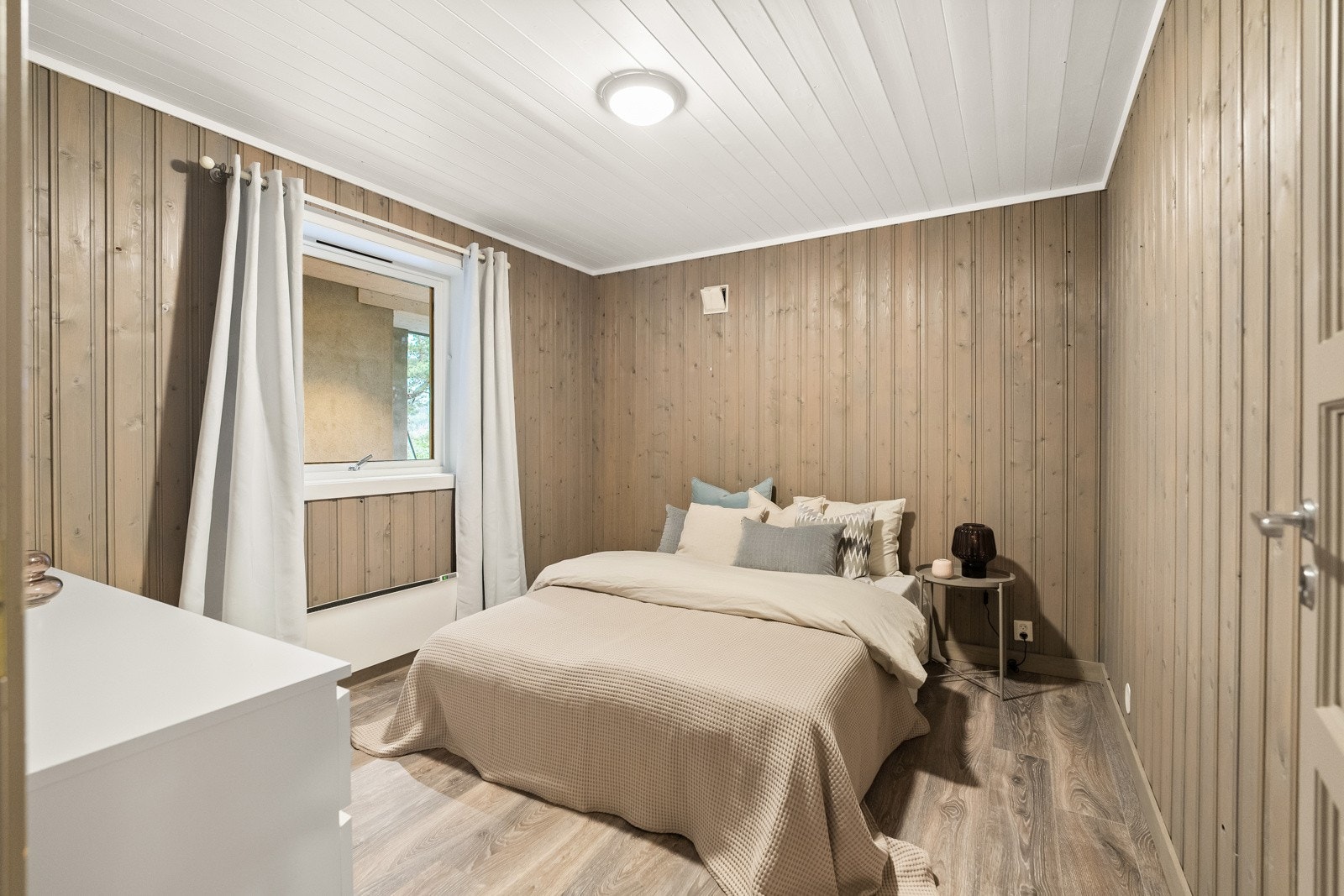 Utleieleiligheten har et romslig og pent soverom. Galleribilde