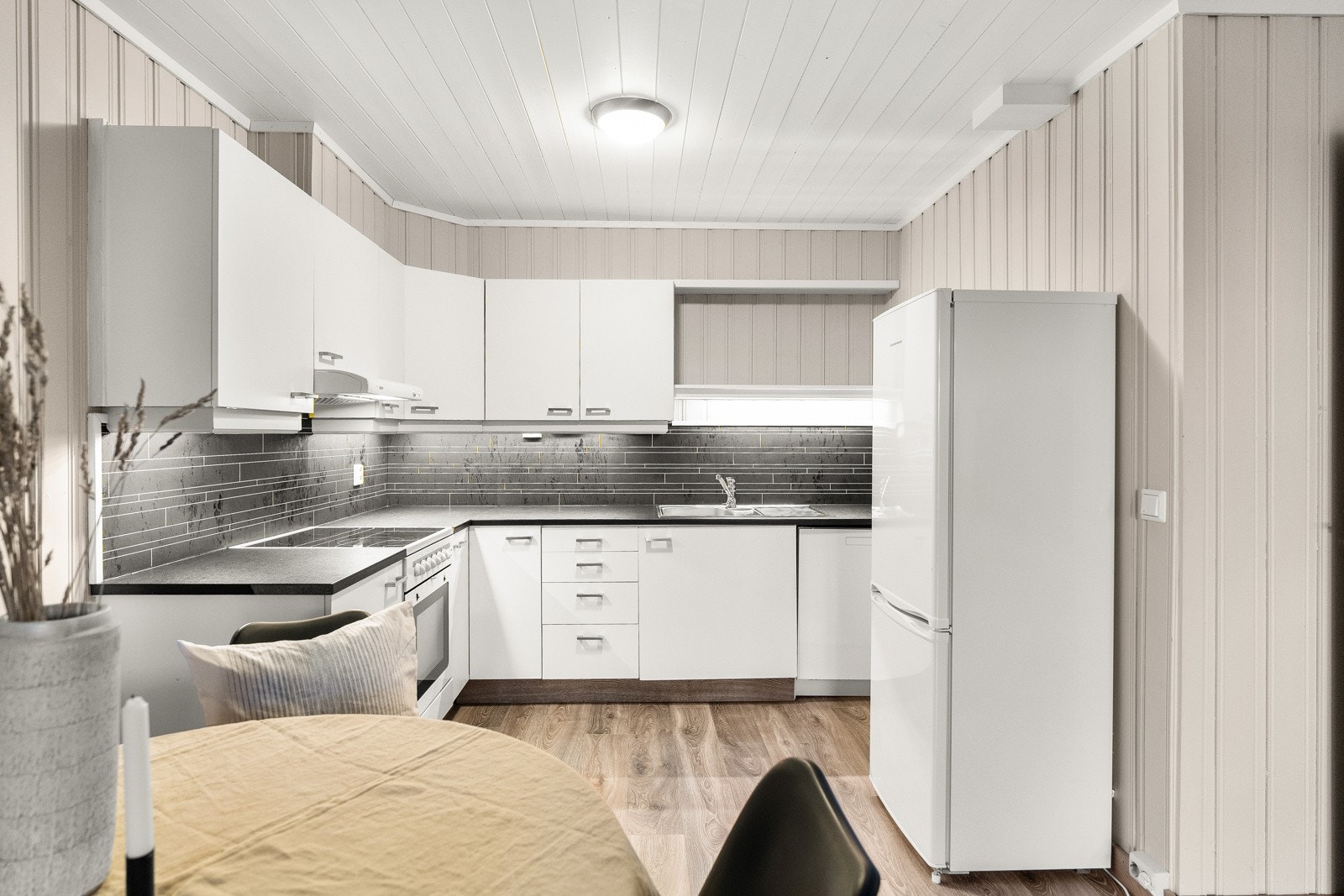 Kjøkkenet i utleieleiligheten byr på god skap- og benkeplass. Galleribilde