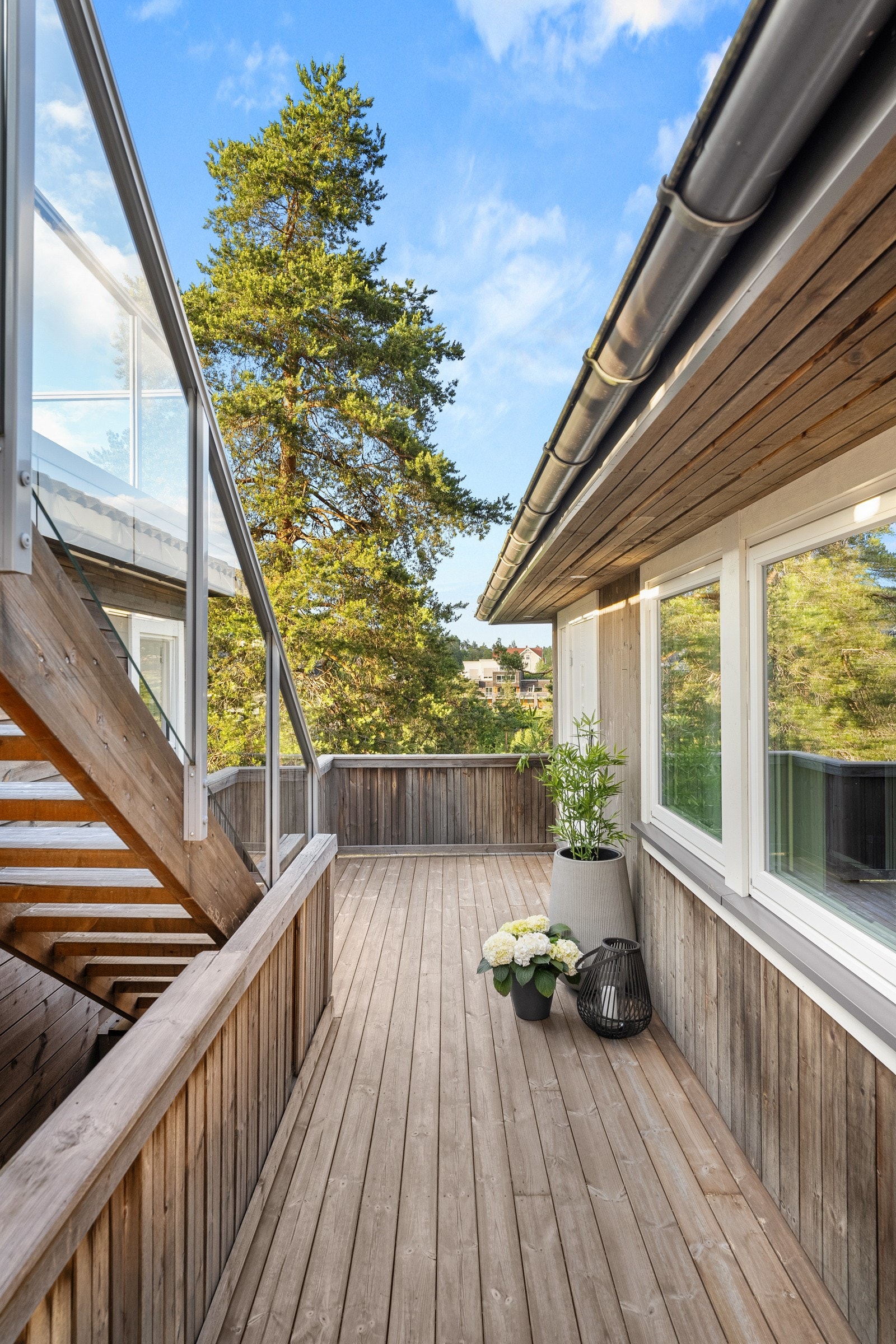 Mellom boligen og garasjen er det en terrasse på ca. 16,6 kvm med adkomst til stuen via en mellomgang. Galleribilde