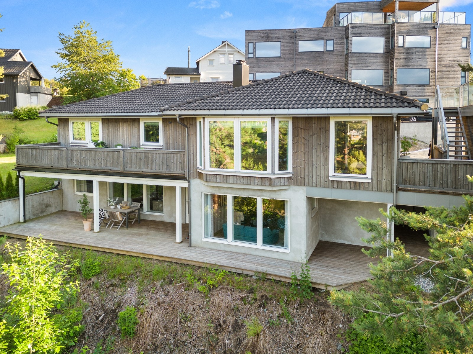 Boligen ligger flott til i terrenget. Galleribilde