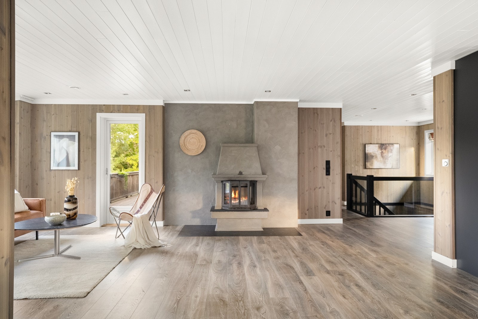 I allrommet som utgjør stue og kjøkken er det en pen, oppmurt peis med innsats. Galleribilde