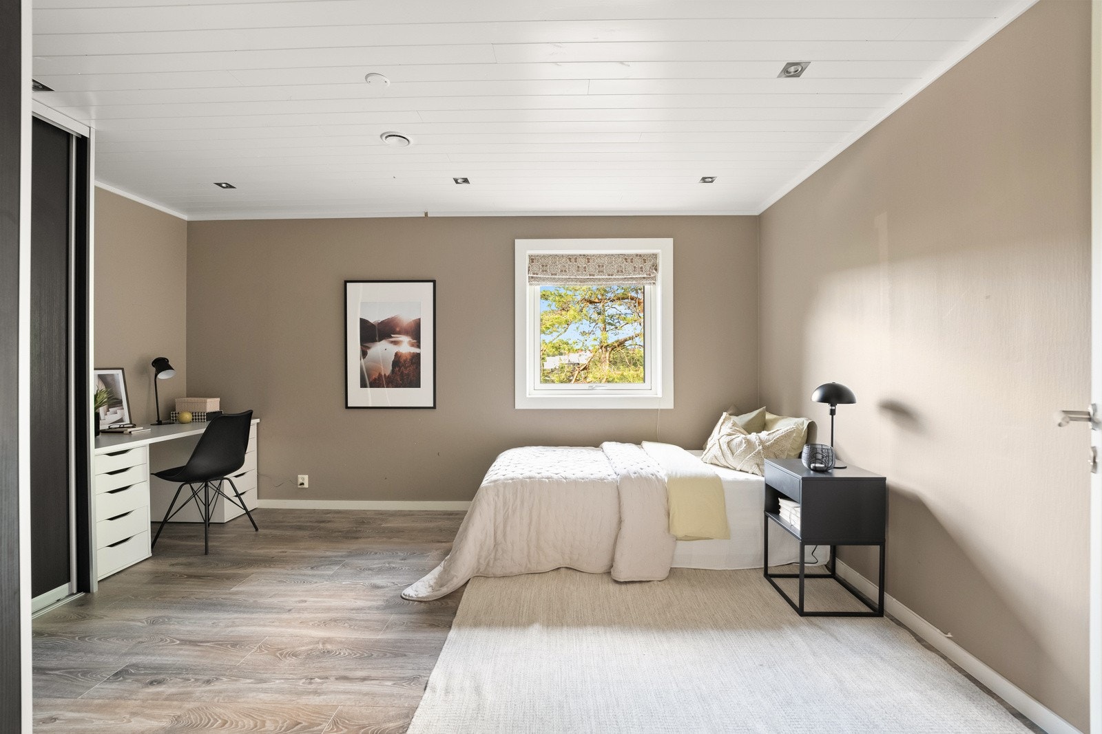 Det er hele fire gode soverom i eneboligens hoveddel. Galleribilde