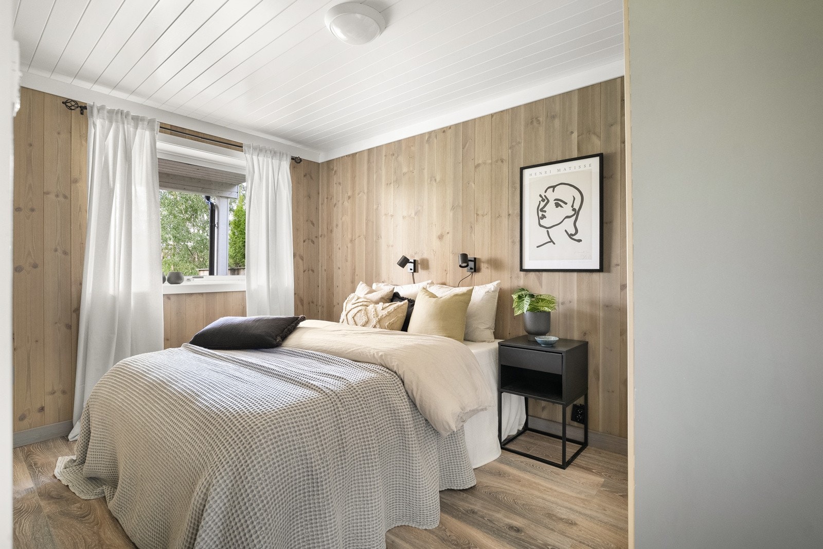 Ett av hoveddelens fire soverom ligger i underetasjen. Galleribilde