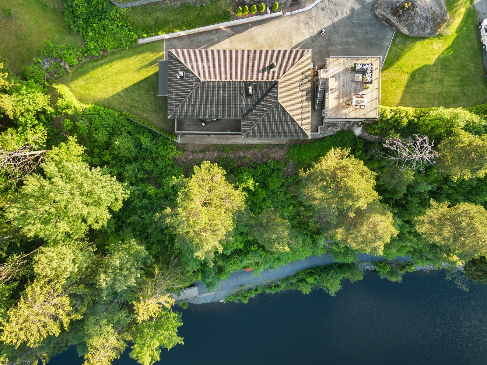 Symreveien 45: Tomten eneboligen ligger på er solrik og flott, og måler 2217,1 kvm. Galleribilde