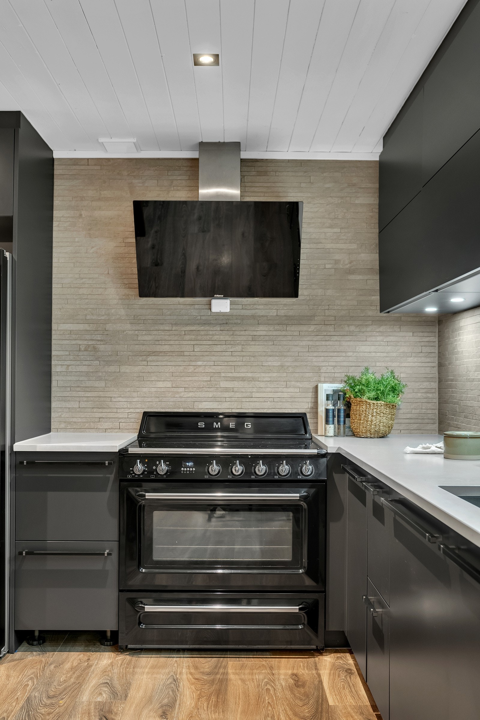 Over kokesonen er det montert både ventilator og komfyrvakt. Galleribilde