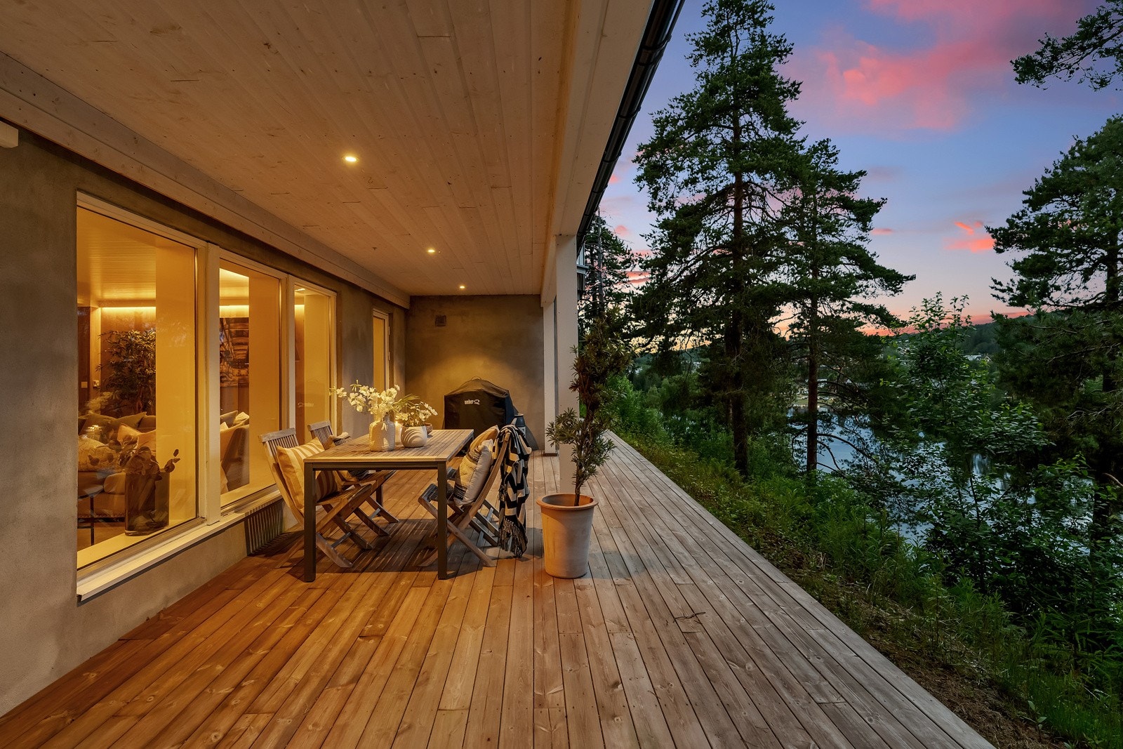 Fra den nordøstvendte terrassen er det nydelig utsikt over Langvannet. Galleribilde