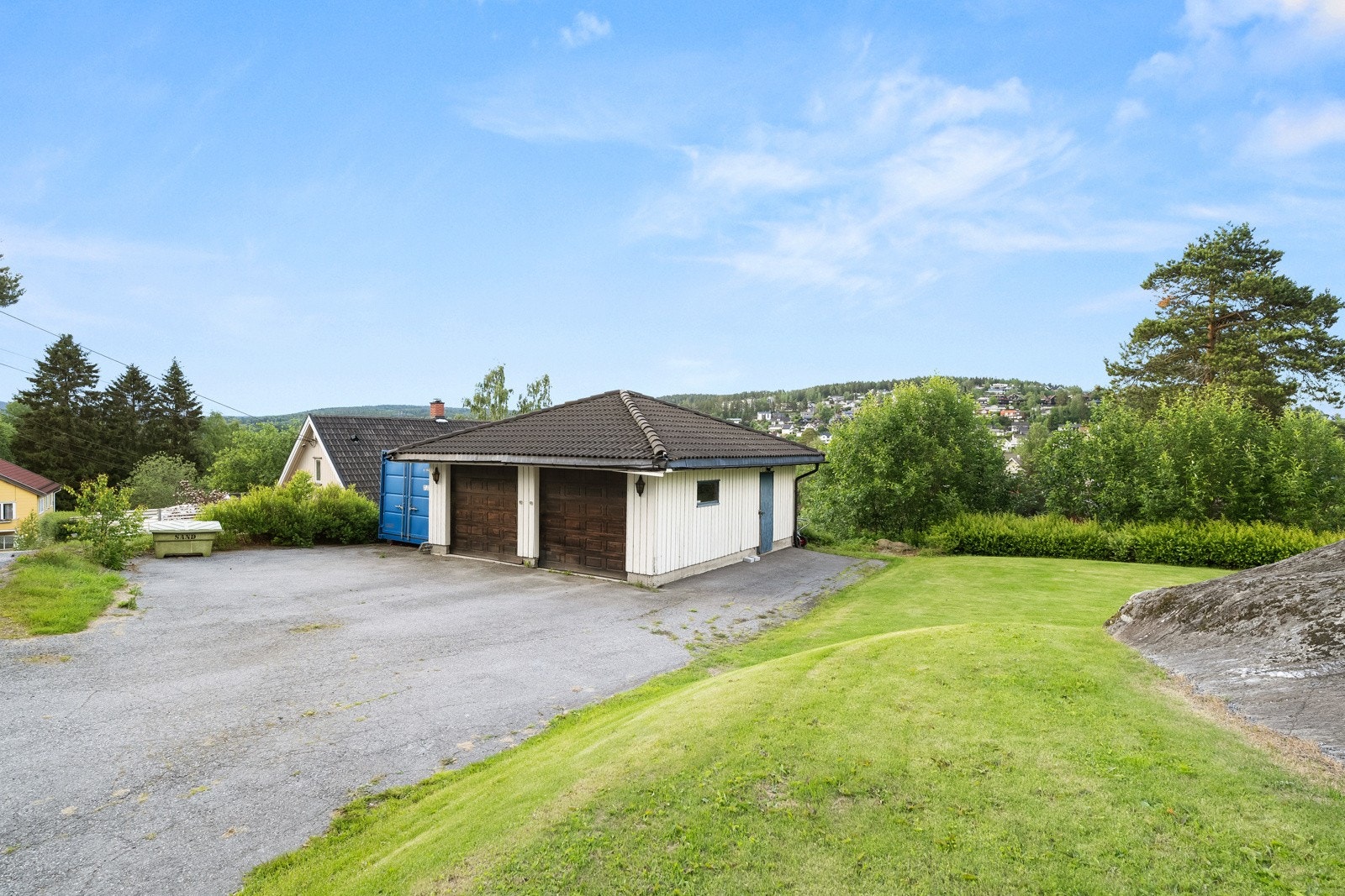 Den andre garasjen er på ca. 46 kvm, og har motoriserte leddporter. Galleribilde