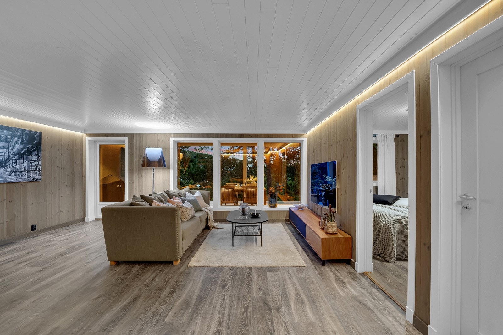 Også her er det godplass til ønskelig møblering. Legg merke til de store vindusflatene. Galleribilde