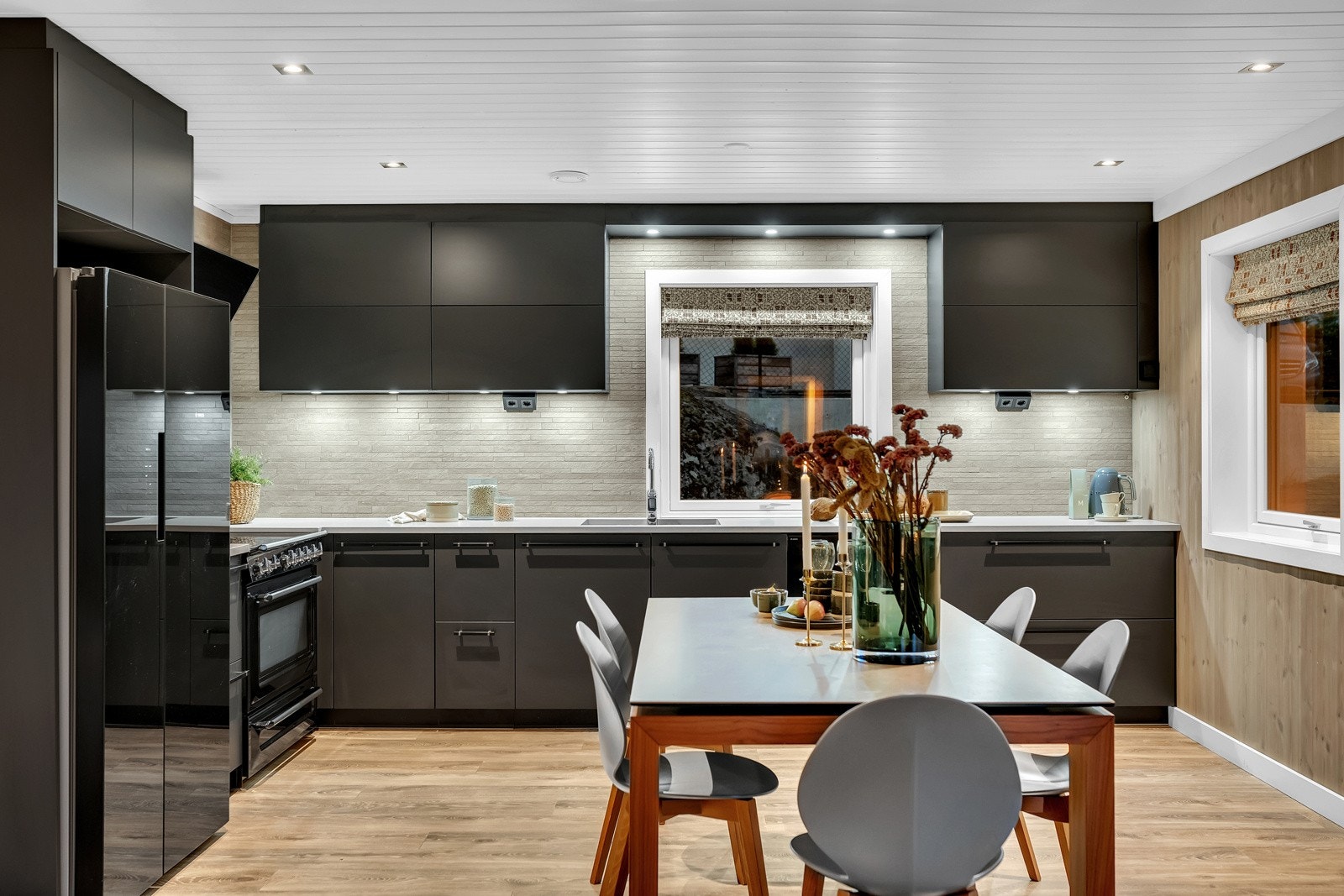 Nærheten mellom kjøkkenet og spiseplassen gjør matlagingen sosial og serveringen enkel. Galleribilde