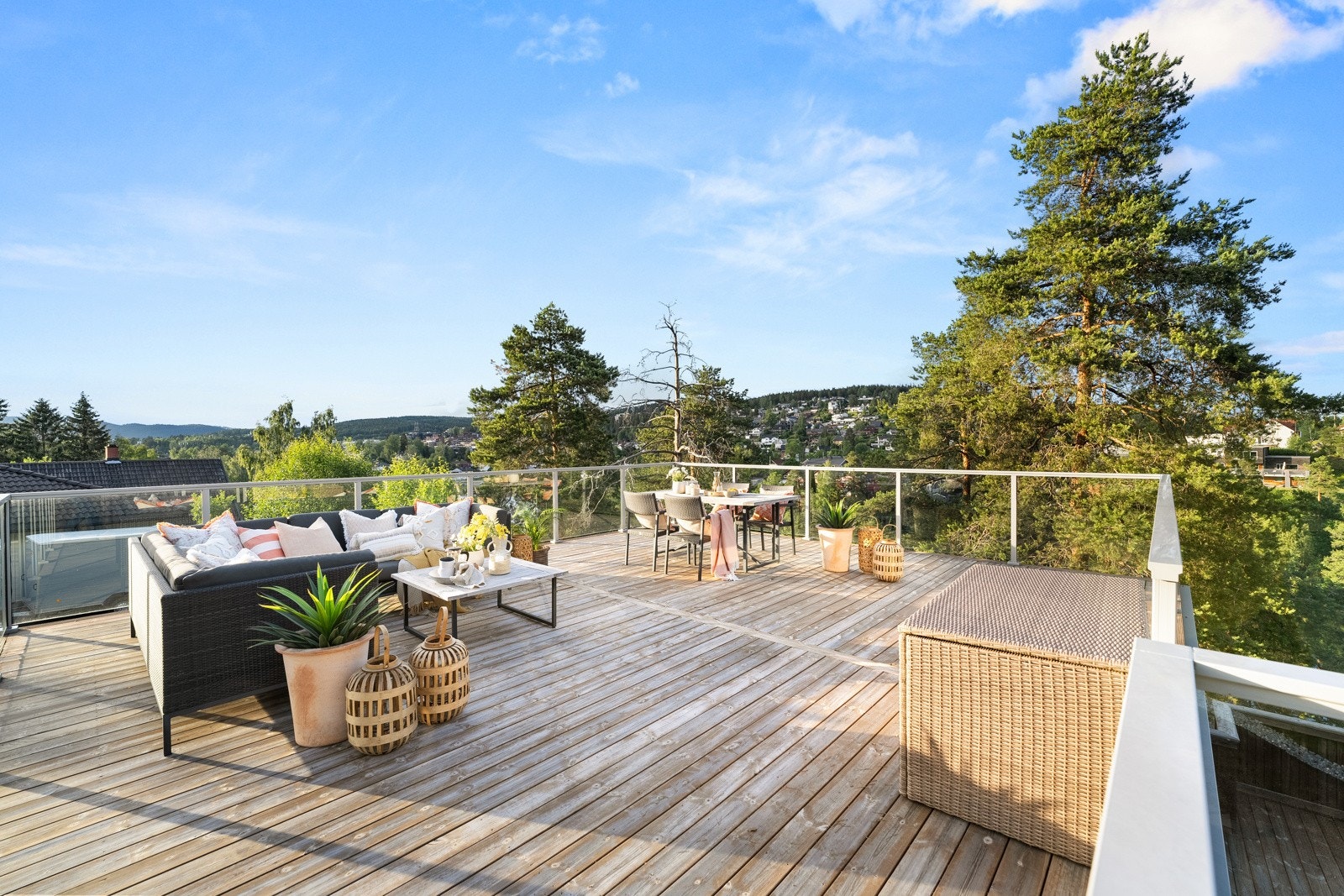 Her er solforholdene upåklagelige, og det er langstrakt utsikt over hustakene og tretoppene. Galleribilde