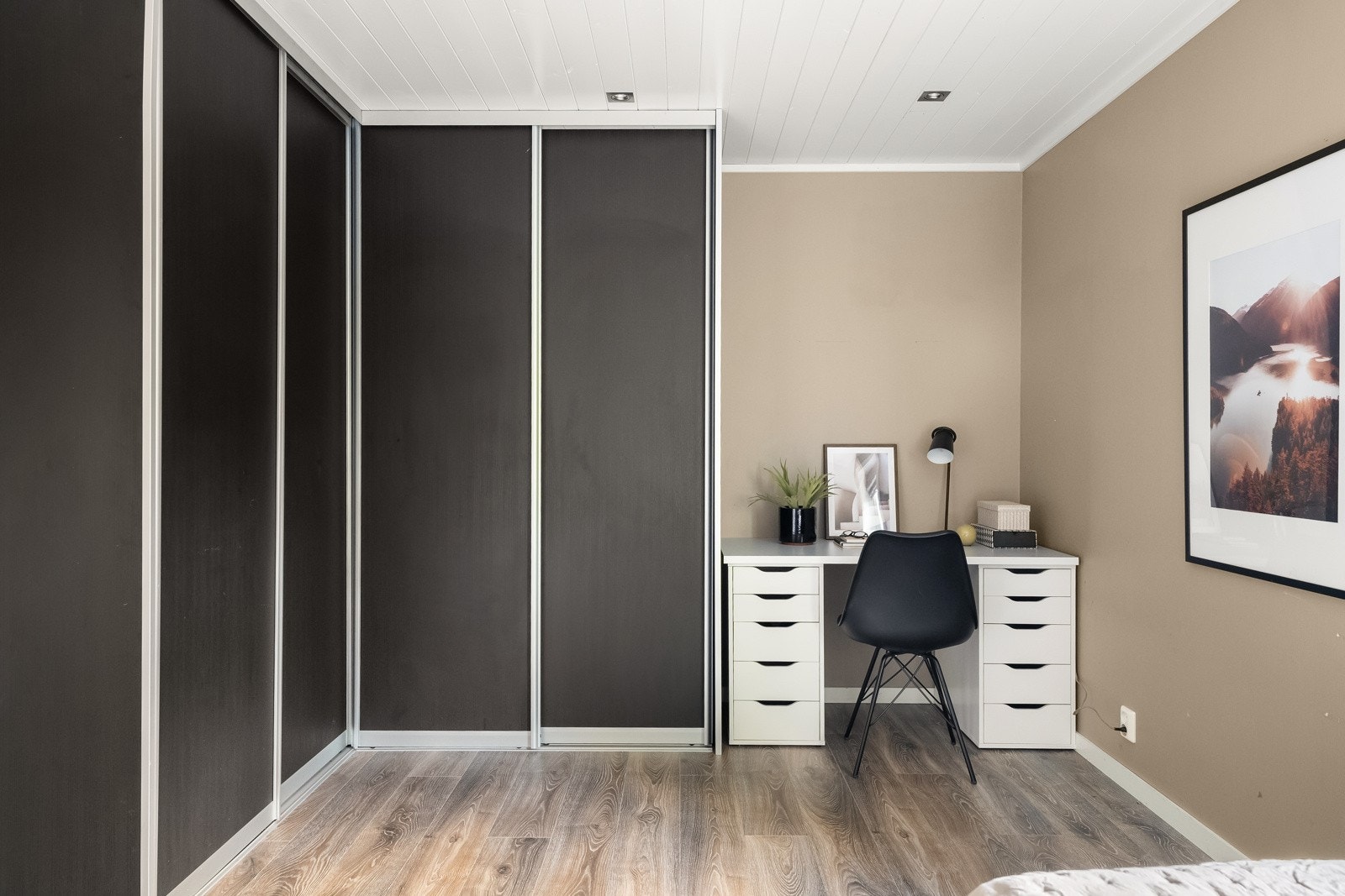 På ett av soverommene i 1. etasje er det god oppbevaringsplass i en bred rekke med garderobeskap. Galleribilde