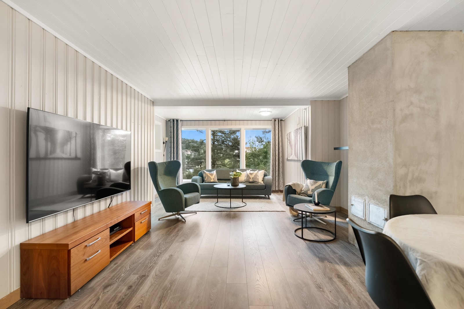 I utleieleiligheten ligger stuen og kjøkkenet i åpen, luftig løsning. Galleribilde