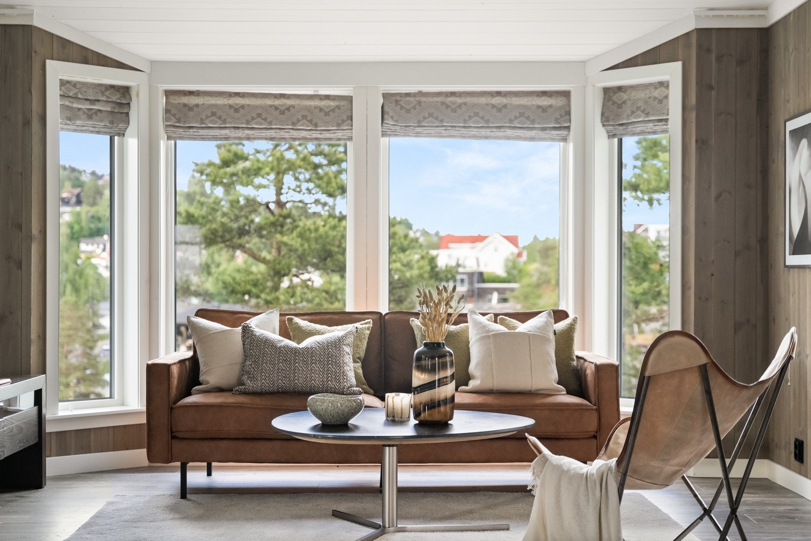 Herlig utsyn gjennom de store vindusflatene. Galleribilde