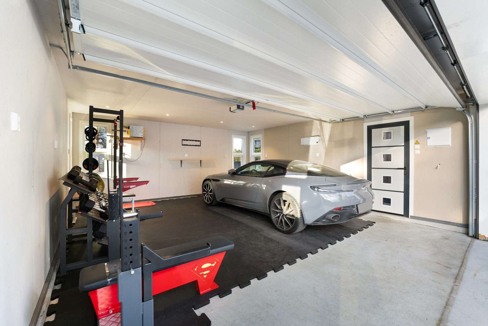 Garasjen fra 2020 er på ca. 37 kvm, og har varmepumpe, downlights og motorisert leddport. Galleribilde