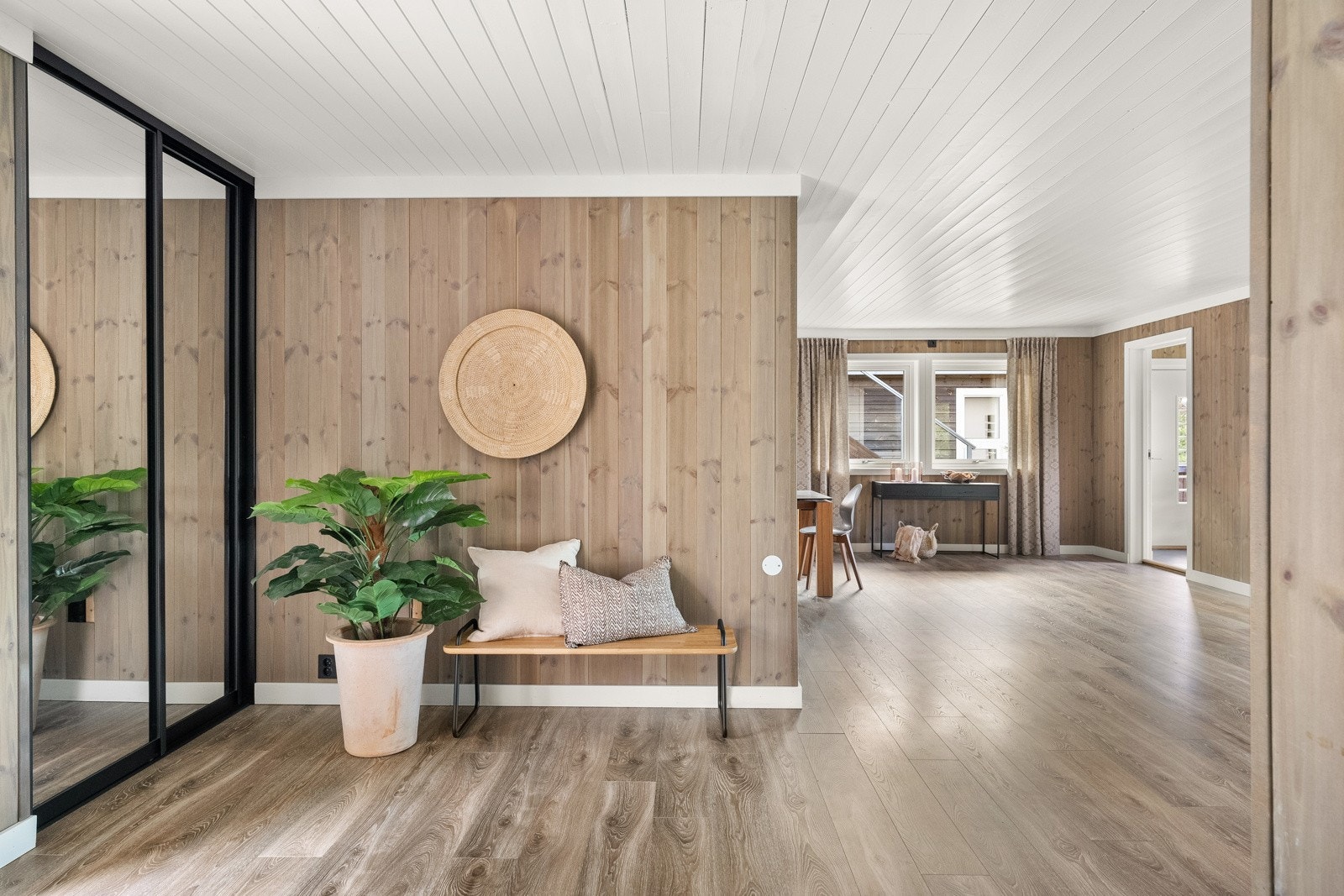 Den åpne planløsningen i 1. etasje gir boligen en luftig atmosfære. Galleribilde