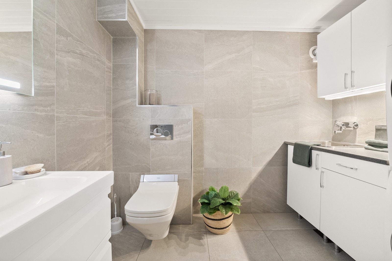 Vaskerommet er utstyrt med gulvvarme, toalett og mekanisk avtrekk. Galleribilde