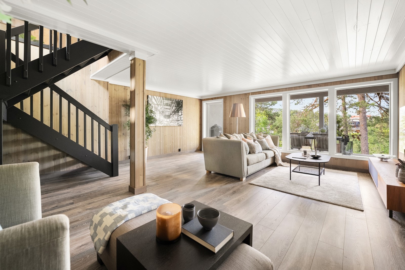 I underetasjen er det en luftig og tiltalende kjellerstue på ca. 22 kvm. Galleribilde