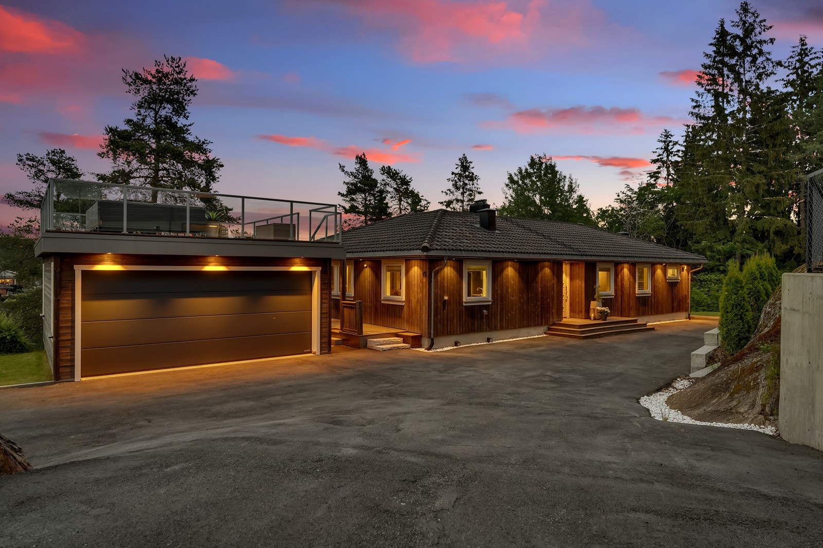 Boligen ble betydelig modernisert i 2018 der også stuen ble bygd ut. Galleribilde