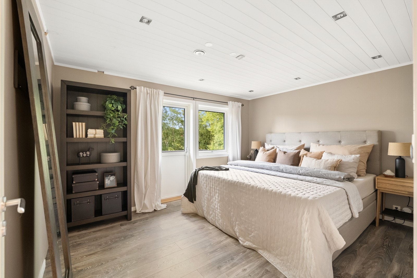 Hovedsoverommet er av meget god størrelse, og har utgang til den nordøstvendte balkongen. Galleribilde