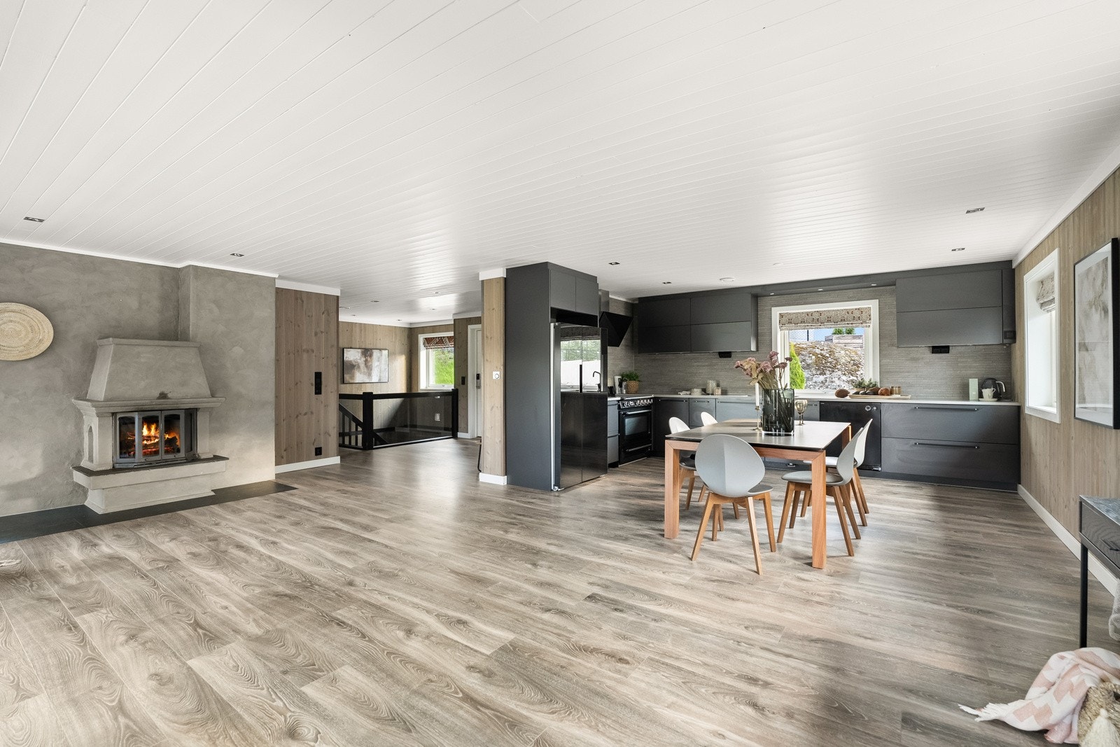 Stuen og kjøkkenet danner et stort, stilfullt og innbydende allrom med møbleringsfrihet. Galleribilde