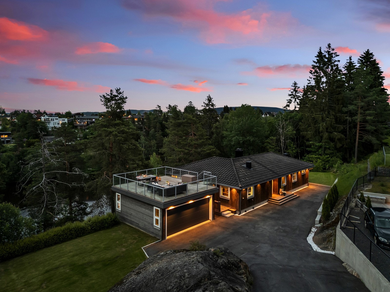 Eiendommen er totalt på hele 3376 kvm, og består av to gnr. og bnr. med mange muligheter. Her vist ved tomtegrenser. Galleribilde