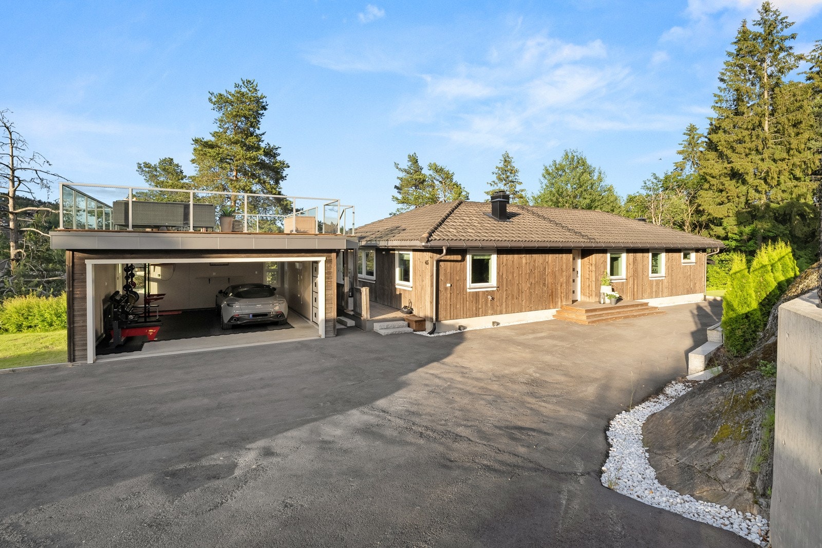 Det er parkering i to dobbelgarasjer og på asfaltert gårdsplass. Galleribilde