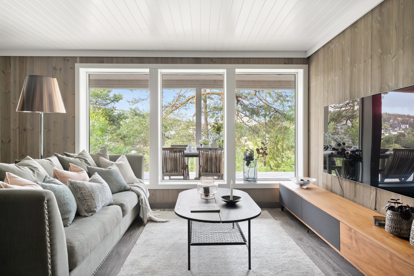 Kjellerstuen har utgang til en markterrasse på ca. 56 kvm. Galleribilde