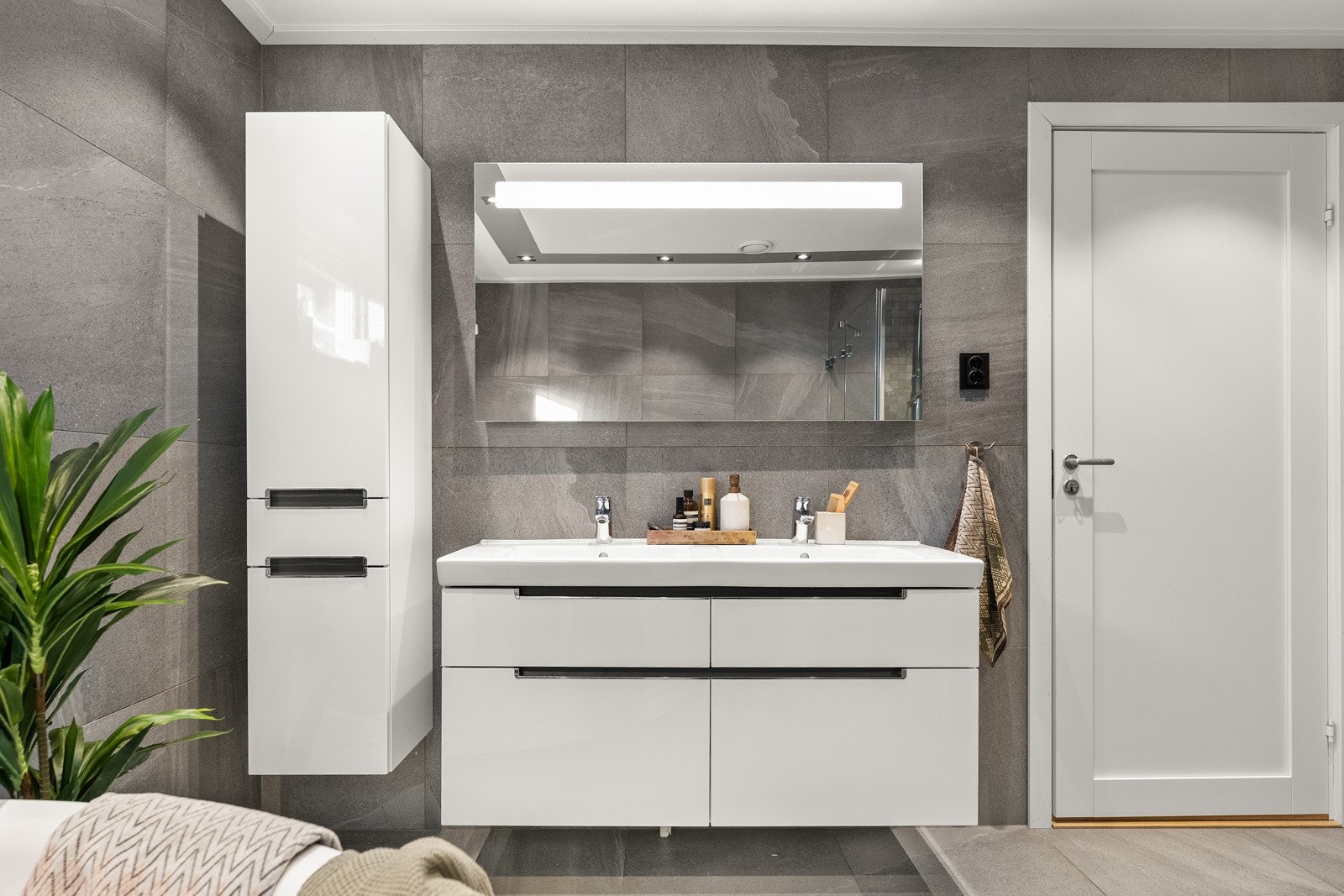 Downlights i himling og varmekabler i gulv. Galleribilde