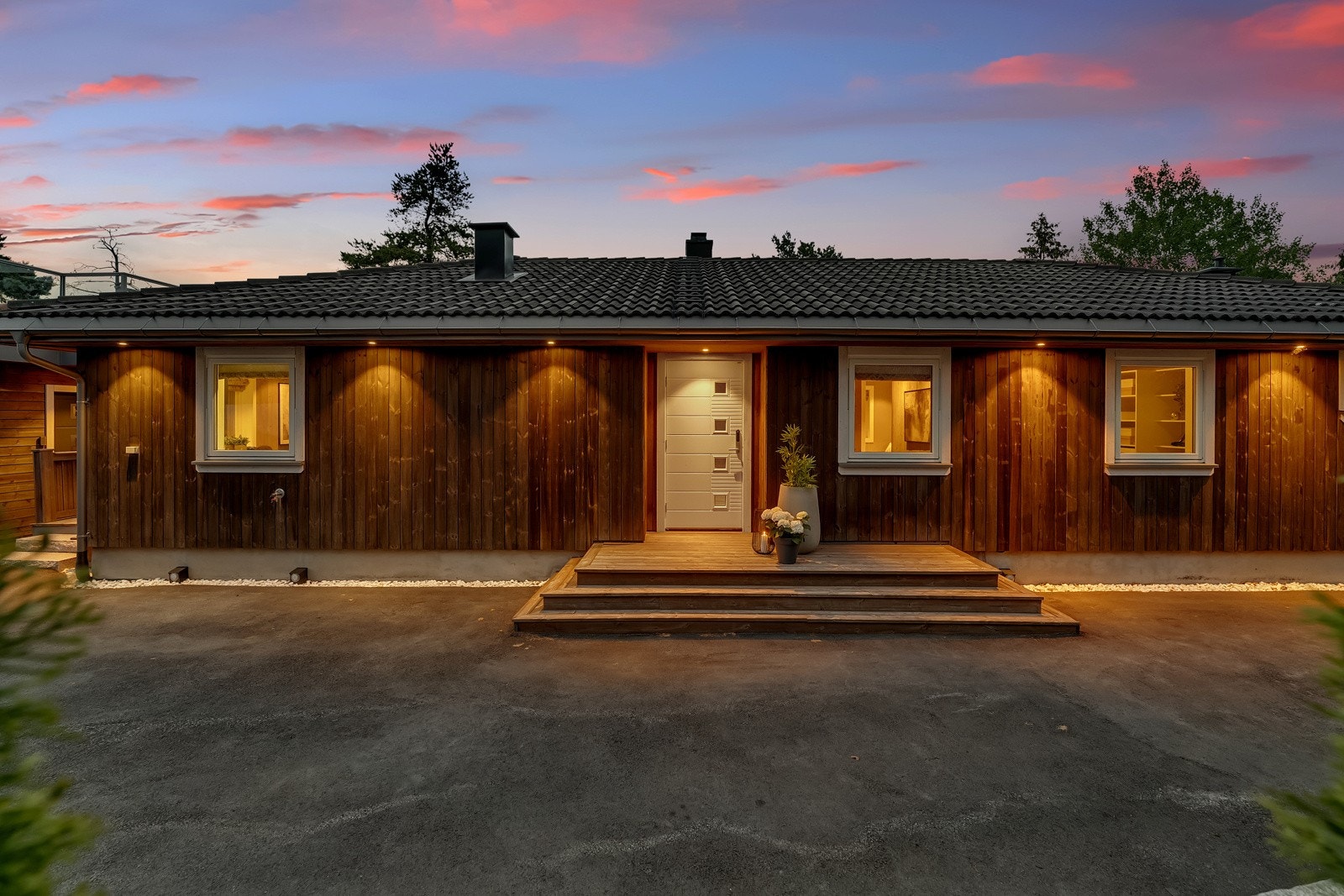 Boligens hoveddel har et pent, overbygd inngangsparti som gir et utmerket førsteinntrykk. Galleribilde