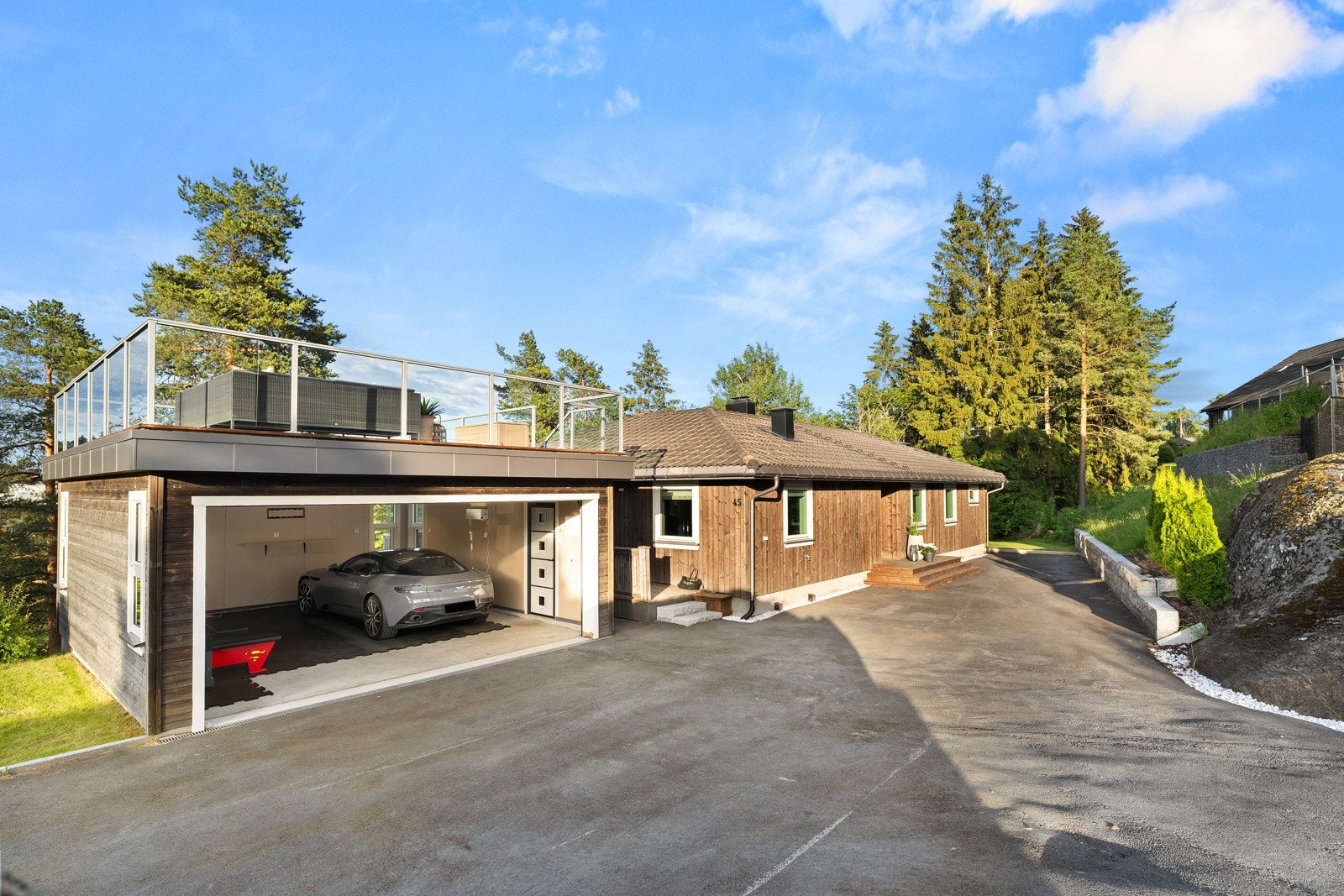 Rett ved boligen er det en stor, moderne og frittliggende garasje fra 2020. Galleribilde