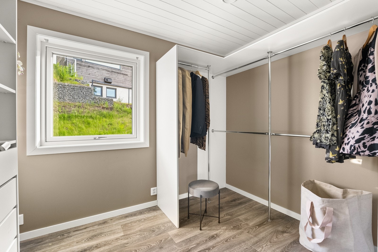 Ett av soverommene i 1. etasje er i dag innredet som garderoberom. Galleribilde