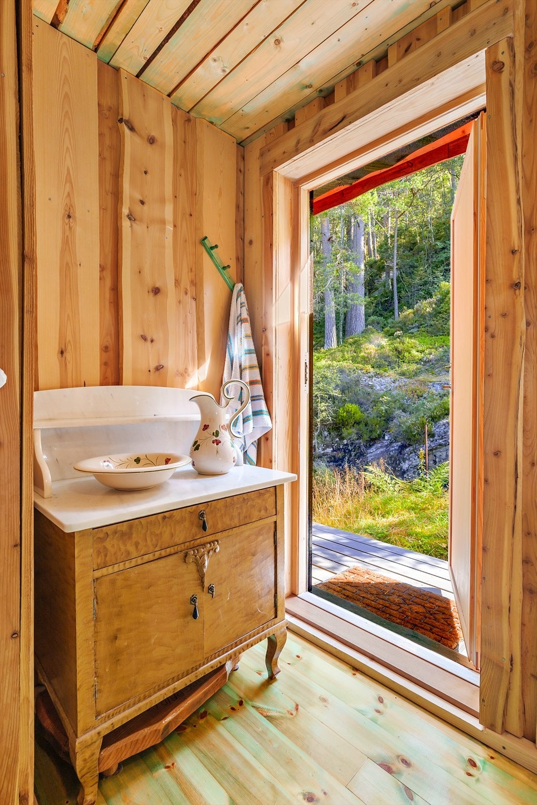 Bakdør ut til elven fra badet! Altså utsikten du har mens du gjør ditt fornødne... Nydelig! Galleribilde